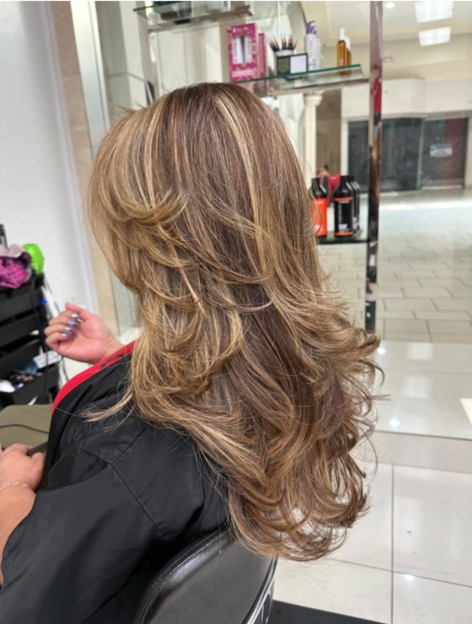 Mechas caramelo con corte en capas